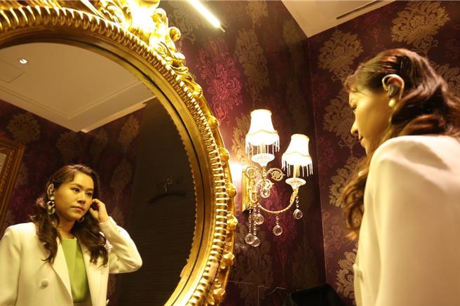 杨蒨时翻唱偶像李玟的歌曲。 （尚时代文创娱乐提供）