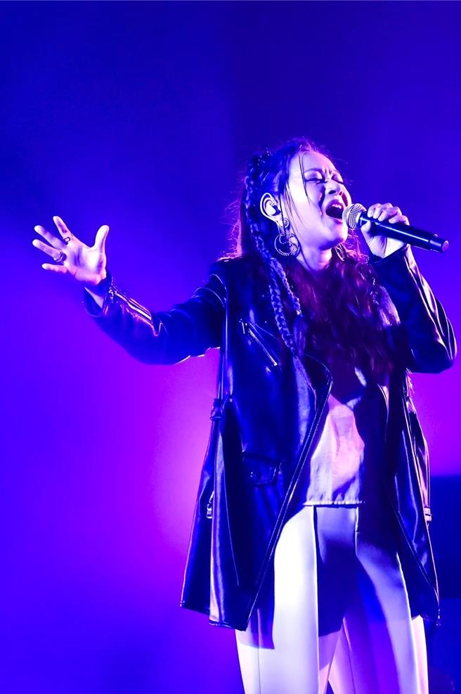 杨蒨时翻唱偶像李玟的歌曲。 （尚时代文创娱乐提供）