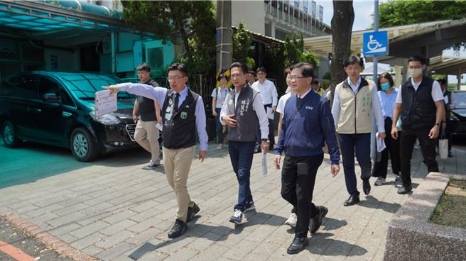 交通委员会立委林俊宪（前排左二）与交通部长李孟谚（前排右一）等人到隆田火车站考察。（宝智华摄）