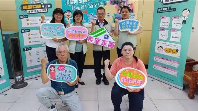 為了加強青年朋友求職防騙認知，台南市政府勞工局將安排3場劇團演出，勞工局長王鑫基（第二排右二）27日在新營民治市政中心宣傳。（張毓翎攝）