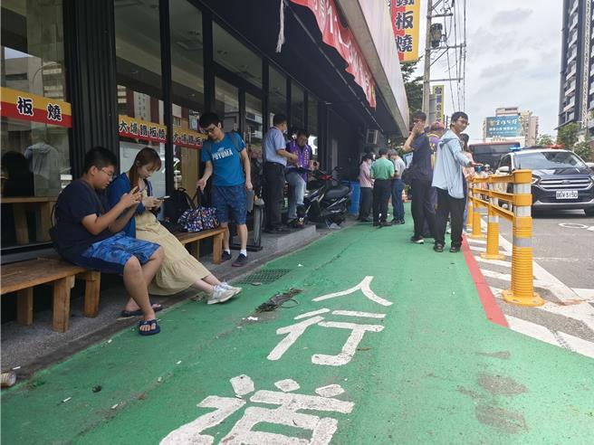 为改善行人安全，桃园市交通局在延平路一段、康乐路口设置标线型人行道，并加装护栏，但近期传出可能取消护栏的声音，引起地方担心。桃园市交通局27日受邀会勘，决议人行道不变，附近社区大楼也讨论提供空间让附近餐厅卸货。（赖佑维摄）