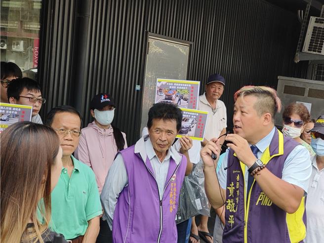 桃园市议员黄敬平（右）27日邀集桃园市交通局、里长、周边学校、路权团体到桃园平镇延平路、康乐路口会勘，希望保留人行道、护栏。（赖佑维摄）