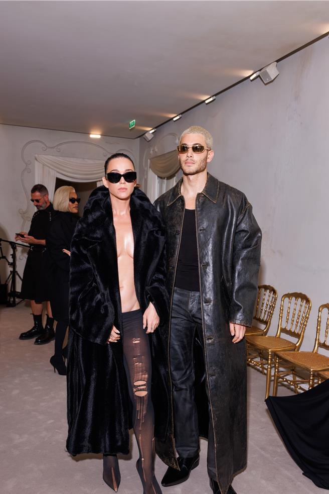 Katy Perry與Fai Khadra共同出席Balenciaga高訂大秀，Katy的造型辣翻全場。（Balenciaga提供／黃唯淯台北傳真）