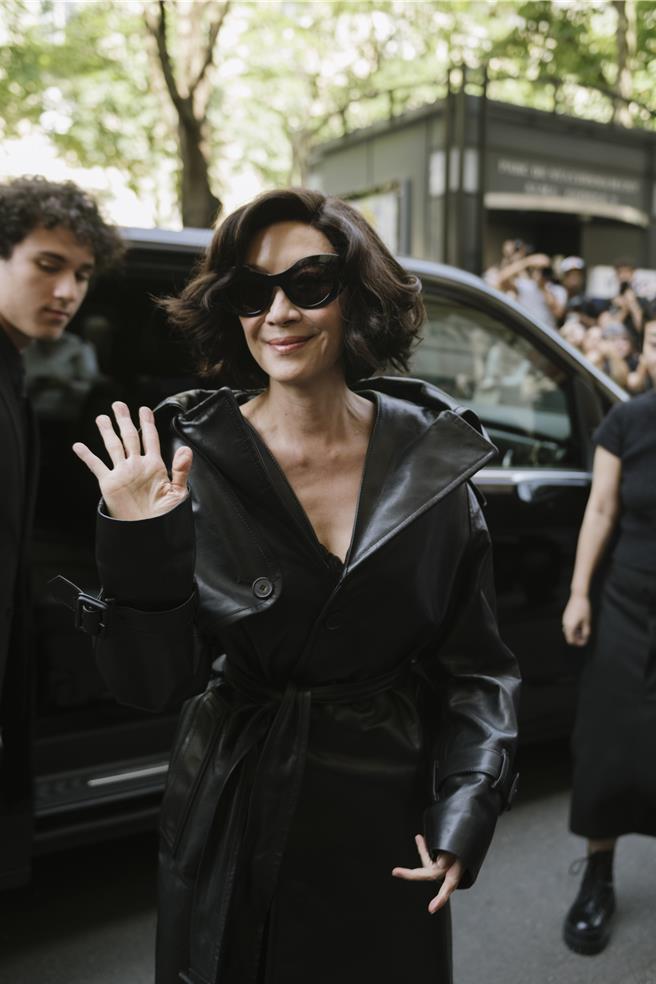 奧斯卡影后楊紫瓊也以Balenciaga標誌性的大衣造型現身。（Balenciaga提供／黃唯淯台北傳真）