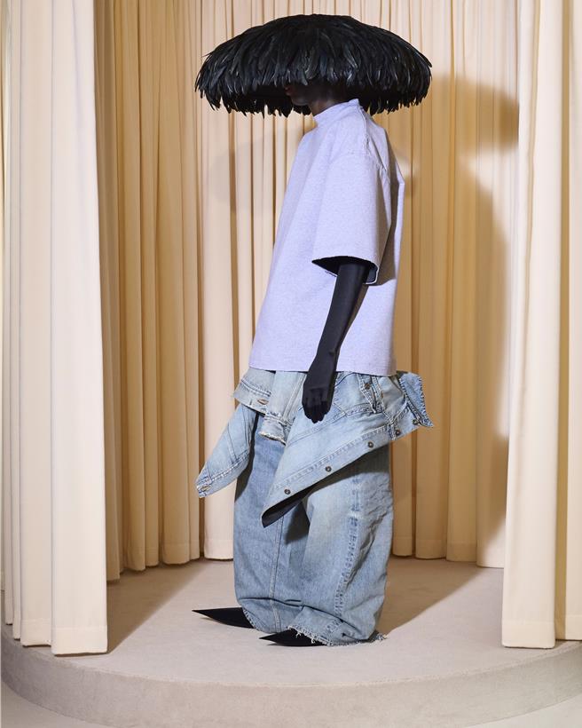 誇張的頭飾，服裝結構刻意誇大，這季Balenciaga高訂作品，處處充滿著Demna的核心思想。（Balenciaga提供／黃唯淯台北傳真）