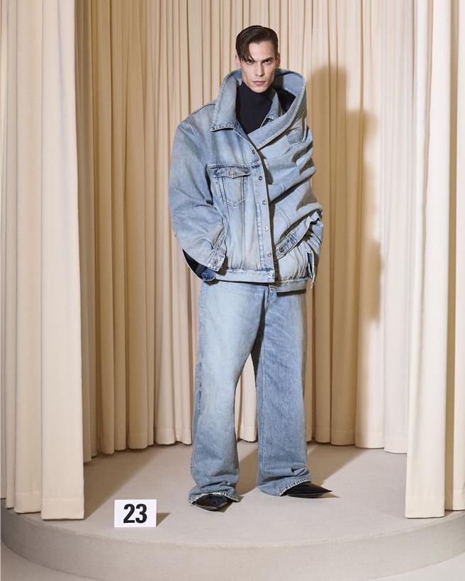 丹寧外套以不對稱的、半束縛的方式呈現。（Balenciaga提供／黃唯淯台北傳真）