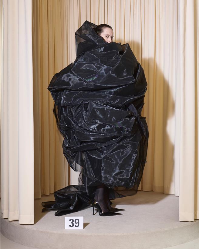 僅能穿著一次，每次著裝需要費時30分鐘的高級洋裝作品。（Balenciaga提供／黃唯淯台北傳真）