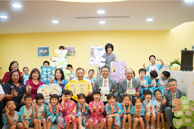 新竹县第10座玉山图书馆27日在竹中国小落成，县长陈见贤（第二排中）希望能藉此丰富孩子的视野、让孩子爱上阅读。（新竹县府提供／邱立雅竹县传真）