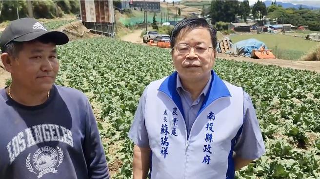 南投县仁爱乡华冈高山蔬菜栽种区降下冰雹，南投农业处长苏瑞祥27日奔赴现场勘灾，初估农灾面积约150公顷、金额高达1亿2500万元。（民眾提供／杨静茹南投传真）
