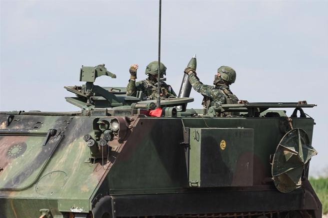 迫炮排官兵驾驶CM22迫炮车，迅速占领阵地并进行火炮放列，待命射击。（青年日报提供）