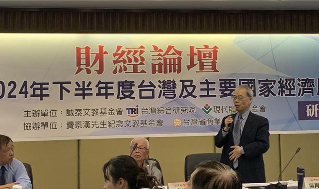 台灣綜合研究院長吳再益（右）27日在「2024 年下半年度台灣及主要國家經濟展望」研討會上，說明近期經濟情勢。圖／陳碧芬