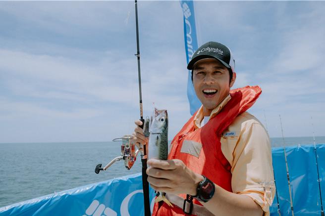 胡宇威分享小时候会跟家人一起钓鱼。（Columbia提供）