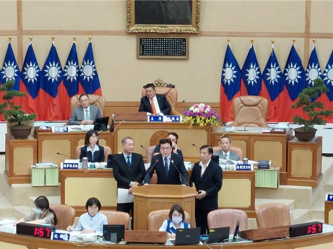 新北市交通局提案修正「新北市移置保管妨害交通車輛自治條例」第八條、第九條，預計明年起車輛拖吊費將調漲12元至20元，因不分黨派議員均表反對，最後主席副議長陳鴻源裁定不調整。（陳慰慈攝）