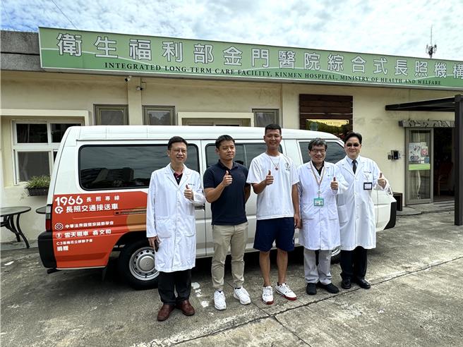 金门云天租车公司负责人潘维彬(中)为完成岳父「取之于社会、用之于社会」之遗愿，今日下午前往金门医院捐赠一辆三菱得利卡自排8人客货车，做为该院日照中心接送专车。(于家麒摄)