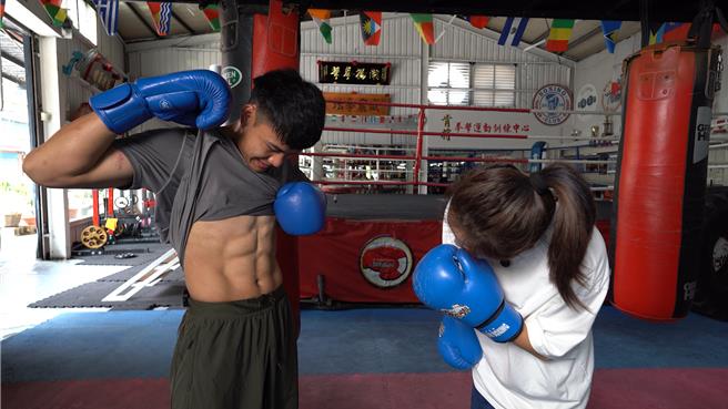 甘家葳（左）露出結實腹肌。（Nownews《奧運Now英雄》提供）