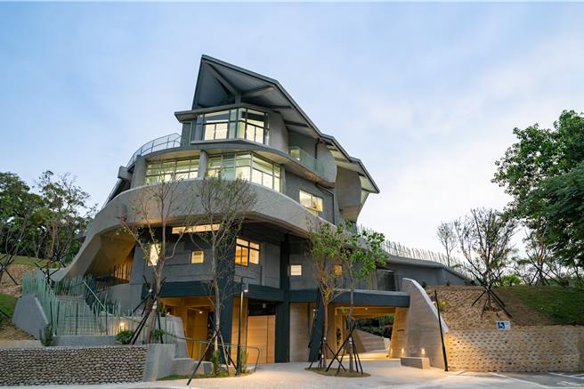 清华大学文学馆27日落成，文学馆沿山势地形而建，师生从地面层、1楼或2楼都可进入或穿越。（王惠慧摄）