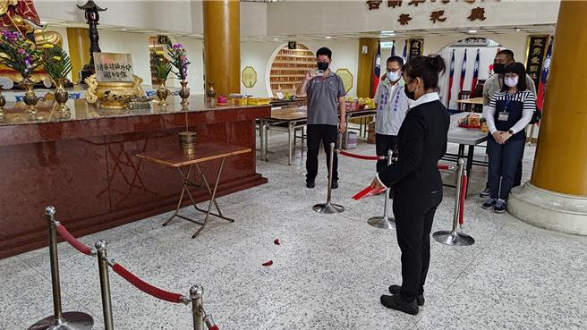 永康纳骨塔招考约雇人员，一大特色是须向地藏王菩萨祈福掷筊，占总成绩12％。(永康区公所提供／曹婷婷台南传真)