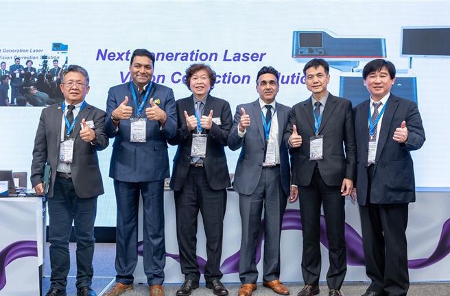 新一代视优SILK极飞秒近视雷射手术同步国际在台上市。（王家瑜摄）