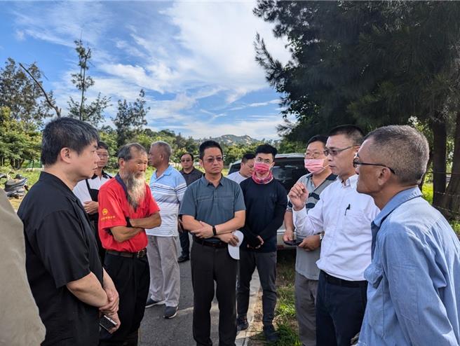 金门县议员蔡其雍(右二)昨召集国产署金马办事处、县府建设处、环保局、畜试所等相关单位至现地会勘并，与业主协调迁移事宜。（图／金门县议员蔡其雍服务处提供）