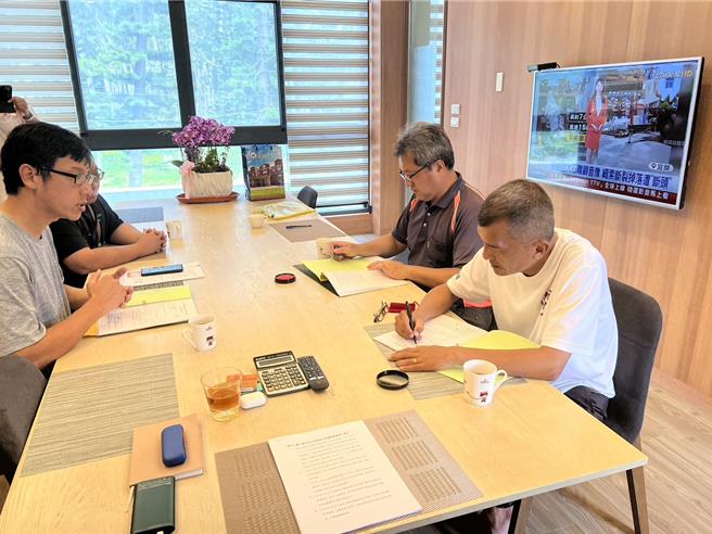 今日下午由业管单位与畜牧业主进行签约及安排公证，明确迁移时程，解决民眾多年来的困扰。（图／金门县议员蔡其雍服务处提供）