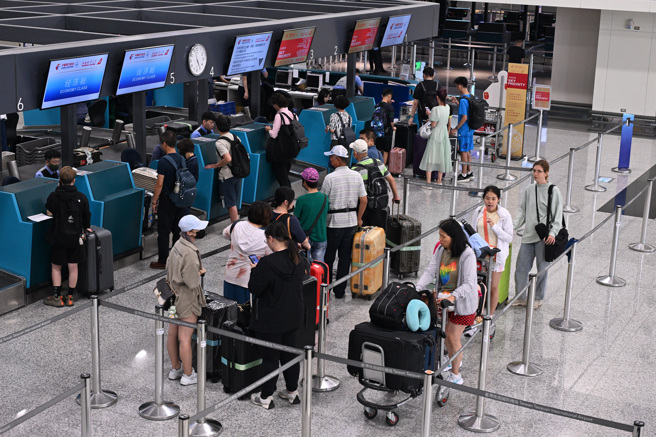 不少民眾会趁连假期间出国旅游，人事行政总处公布2025年行事历后，民眾可预先安排假期出游计画。（陈麒全摄）