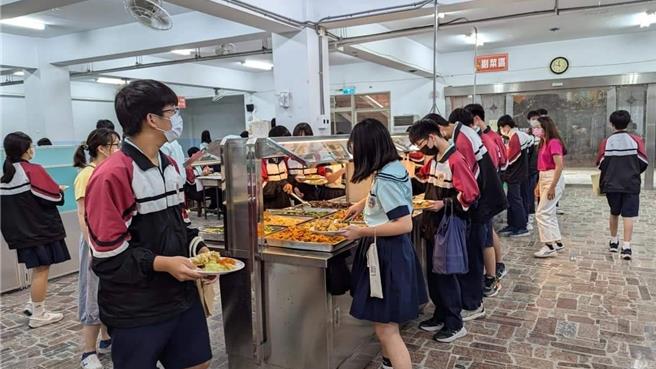 学生餐厅场地明亮寛敞。（校方提供／宝智华台南传真）
