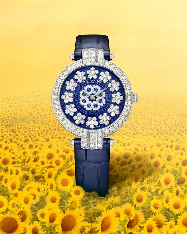 海瑞溫斯頓卓時Premier系列Sunflower腕表，融入夏日繽紛色彩，藍色款讓人聯想到藍天。（Harry Winston提供）