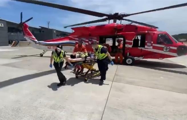 空勤总队黑鹰直升机完成吊挂作业返回台中市清泉岗基地，杜姓患者由救护车后送就医。（空勤总队提供／杨静茹南投传真）