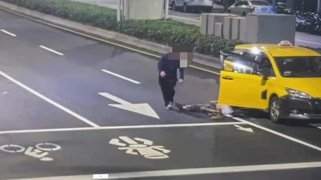 陈姓小黄运将，今年2月搭载林姓乘客，途中林男泥醉不省人事，运将竟将车辆停在快车道，将乘客拖出座位，任由其躺在路中。（翻摄画面）