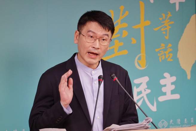 陆委会副主委、发言人梁文杰27日在记者会表示，将中国大陆的旅游警示灯号从「黄色」调升至「橙色」。（姚志平摄）