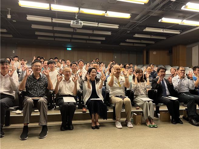 清華大學材料系特聘教授周卓煇研究團隊27日發表與力積電、軒豊照明公司產學合作成果。（王惠慧攝）