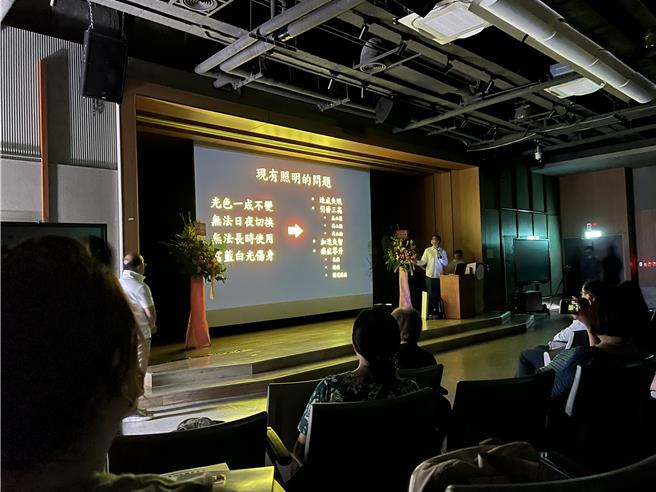 清華大學材料系特聘教授周卓煇研究團隊27日發表與力積電、軒豊照明公司產學合作成果。（王惠慧攝）