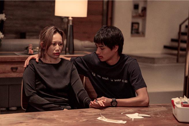 古怪石子流落到女主角玛菲司（左）手中，引发连环中邪事件。（CATCHPLAY提供）