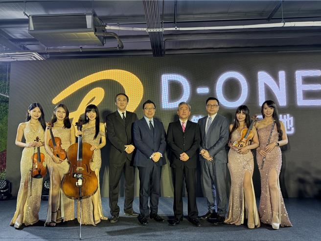 「D-ONE 第一大天地」招商说明会中，董事长原岛荣一（右4）信心喊话，2026年底可完工开业。（第一大国际开发公司提供／朱世凯台北传真）