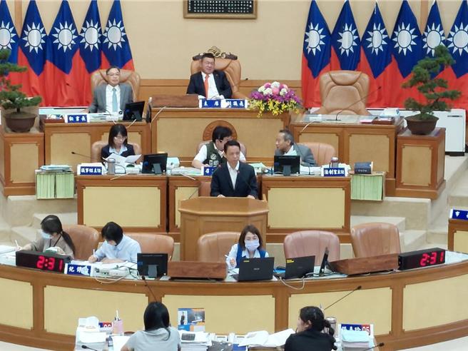 民进党议员质疑土城、中和2块市有土地都是精华土地、珍贵市产，财政局提出合作开发方式有让利建商之嫌，财政局长陈荣贵回应，市府财源有限，因此跟民间业者联合开发，以资产换资产。（陈慰慈摄）