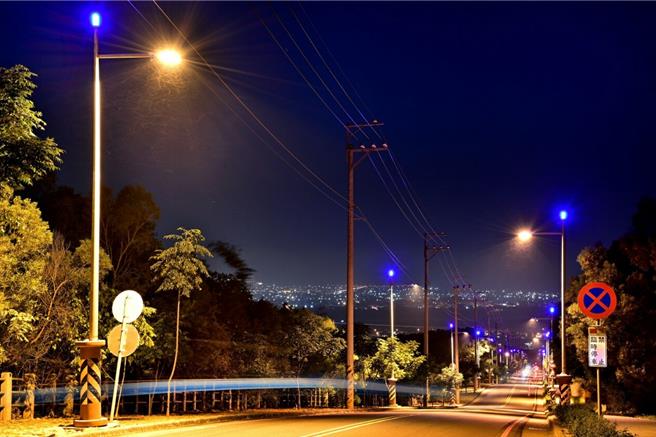 大肚「藍色公路」明年4月將延長至向上路，以270顆藍寶石打造5.6公里的藍色浪漫。（台中市觀旅局提供／陳淑娥台中傳真）