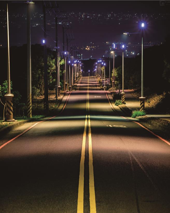 大肚「藍色公路」明年4月將延長至向上路，以270顆藍寶石打造5.6公里的藍色浪漫。（台中市觀旅局提供／陳淑娥台中傳真）