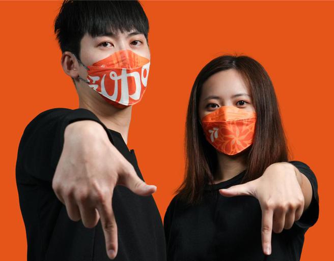 CSD中卫77周年庆特别与「77乳加」联名时髦的中卫口罩，并推出「CSDx77联名潮玩礼盒」。图／中卫提供