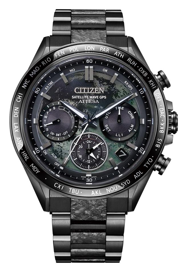 韦礼安在CITIZEN广告中佩戴HAKUTO-R「闇月款」腕表，9万5800元。（CITIZEN提供）