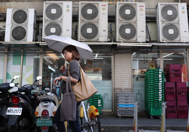 童子贤27日出席论坛活动，谈起能源议题，依旧主张30％核能、30％绿能加上40％火力发电的黄金比例。图为民眾经过用电量高的冷气室外机。（陈俊吉摄）