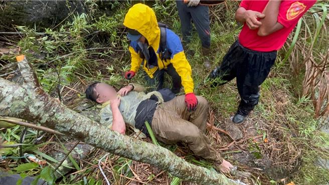 蒲姓男子27日獨自從東埔登山口入山前往雲龍瀑布，疑天雨路滑摔落50公尺深受困溪床求救。（南投縣消防局提供／楊靜茹南投傳真）