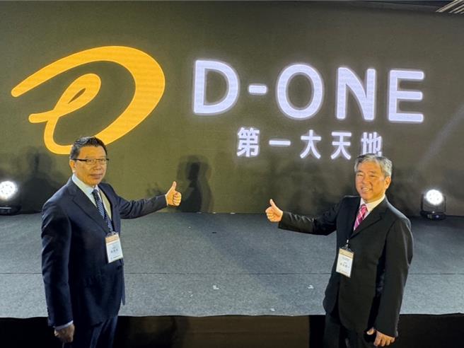 台中高铁娱乐购物城将于30日开工动土，开发商第一大国际开发公司27日举办招商说明会，董事长原岛荣一（右）与营运长戴荫本（左）公布百货购物中心的正式名称为「D-ONE 第一大天地」。（潘虹恩摄）