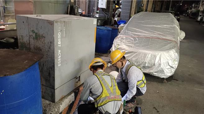 高雄前金区今晚停电，台电人员获报抢修。（台电提供）