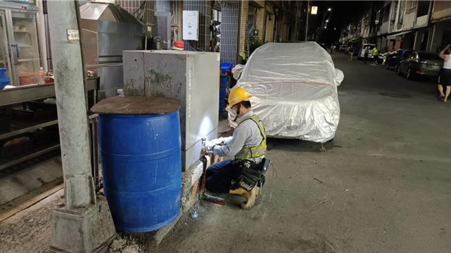 高雄前金区今晚停电，台电人员获报抢修。（台电提供）