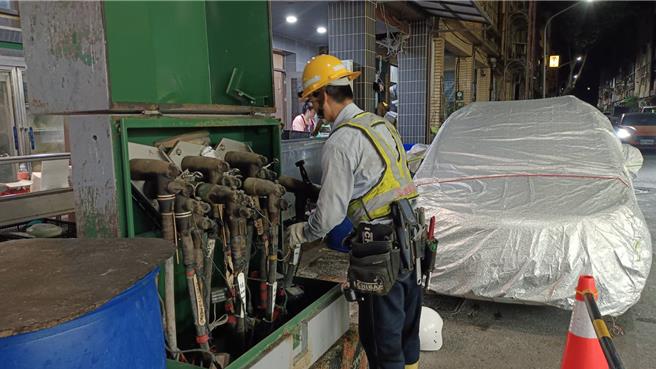 高雄前金区今晚停电，台电人员获报抢修。（台电提供）