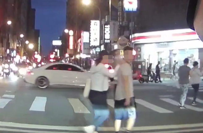 有駕駛因看到有行人「像螃蟹橫著」過馬路，不僅怒按喇叭，還嗆「台灣的教育在哪？」。（圖／翻攝自臉書爆料公社官方粉專專屬）