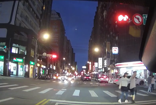 有駕駛因看到有行人「像螃蟹橫著」過馬路，不僅怒按喇叭，還嗆「台灣的教育在哪？」，然而，路口已顯示為紅燈，該駕駛也被網友罵翻。（圖／翻攝自臉書爆料公社官方粉專專屬）