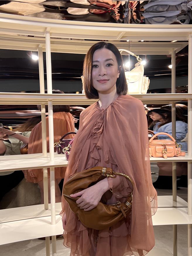 畲诗曼现身香港Chloe期间限定店，成为K11当日眾人疯抢拍的巨星焦点。（黄唯淯摄）