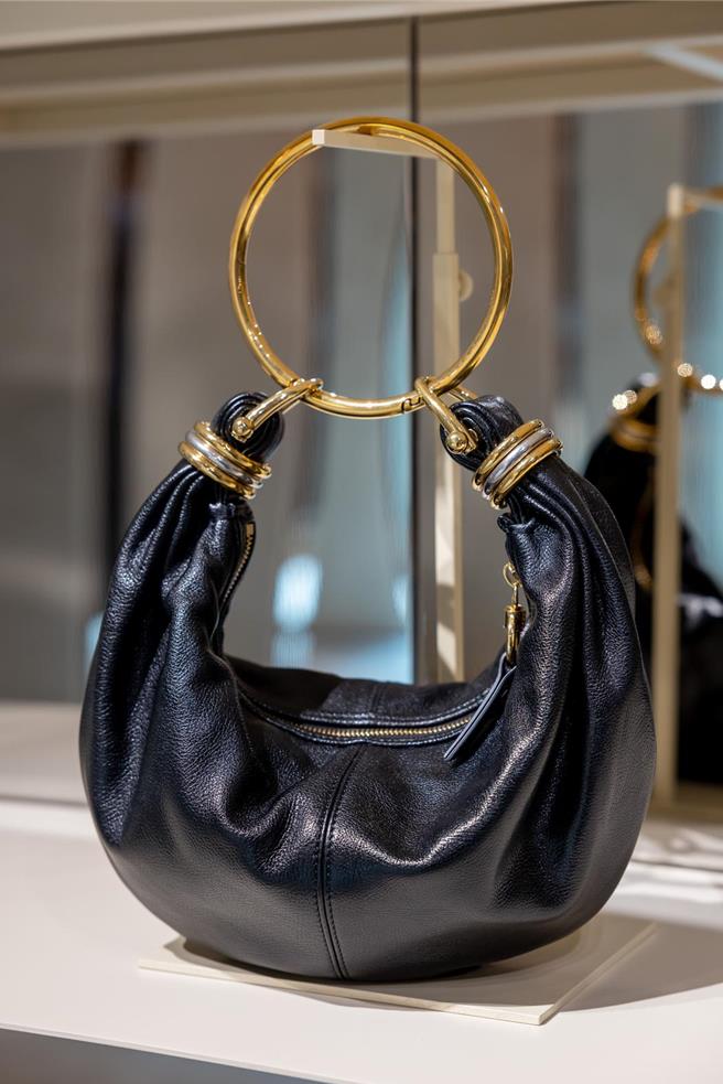 Bracelet Bag结合手环与包款设计，是许多女星近日相中的梦幻包款。（Chloe提供／黄唯淯台北传真）