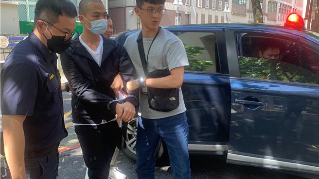 新北市新店區昨（26日）驚傳槍擊案，中興路一段一處建商招待所遭開17槍，槍手高偉哲逞凶後立馬騎機車攜改造手槍到派出所投案。警詢後今（27日）依槍砲及恐嚇罪嫌移送台北地檢署偵辦，複訊後向法院聲押禁見。台北地院晚間裁准。（圖本報資料照）